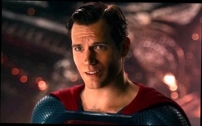 Henry Cavill prende in giro i suoi controversi baffi da Justice League