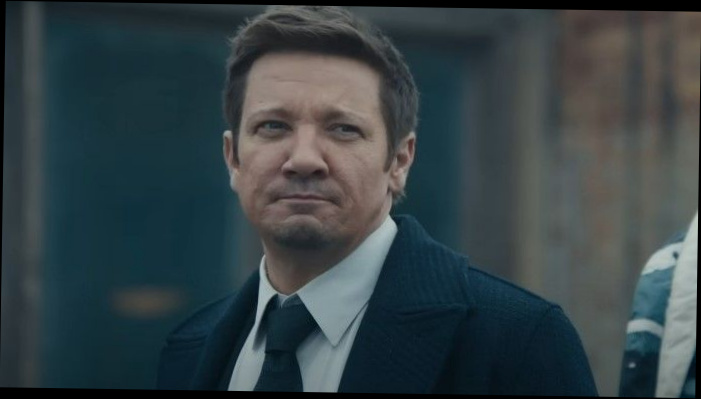 Jeremy Renner scherza sul fatto di essere stato 'trattato come un bambino' durante le riprese del sindaco di Kingstown