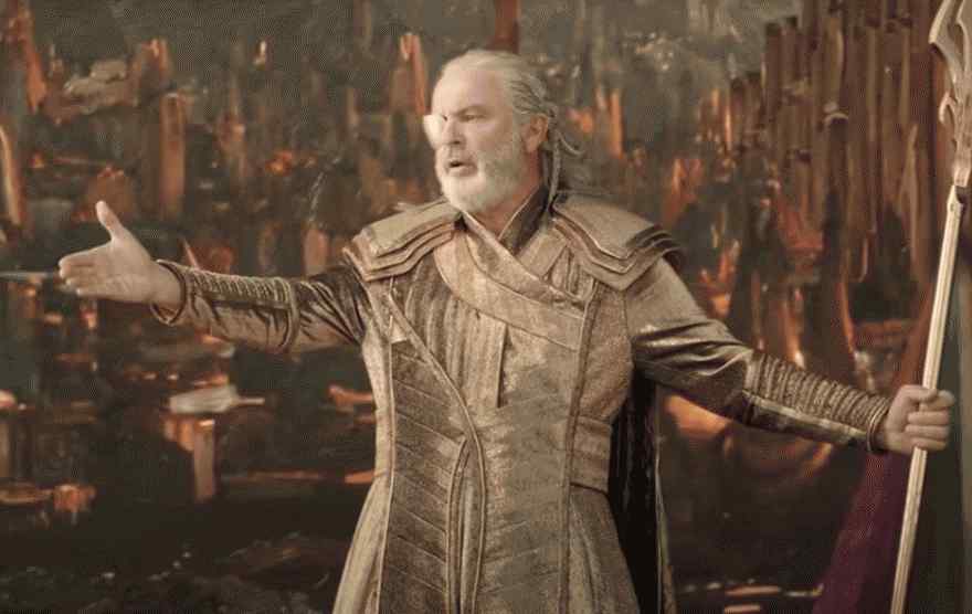 Thor: Ragnarok Yıldızı Sam Neill, Oyuncu Odin'in Aşk ve Gökte Dönüşü ile Dalga Geçti