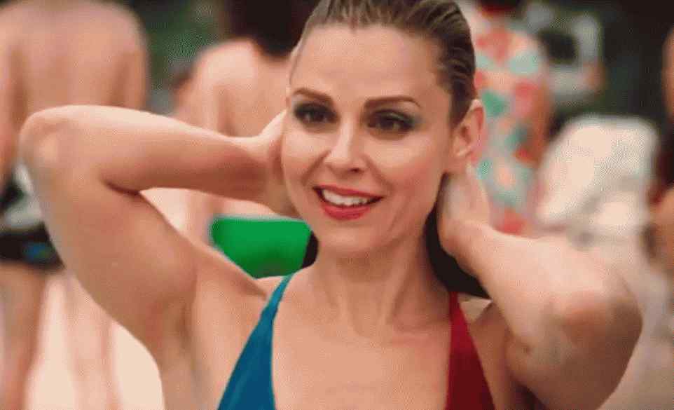 Stranger Things 3: Karen Wheeler'ın Amazing Jazzercise Videosunu İzleyin