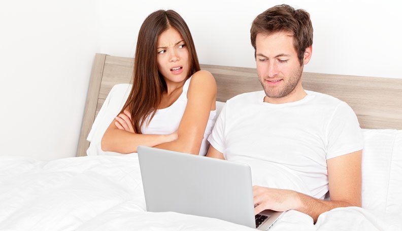Zašto muškarci gledaju pornografiju umjesto svoje žene u krevetu