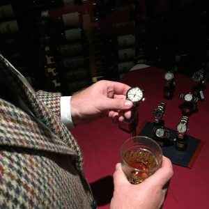 Paul Anthony gleda na sat Grand Seiko
