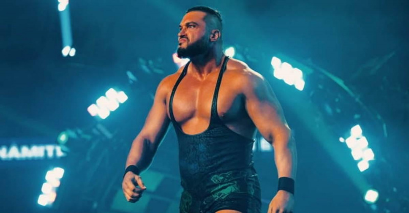 شاهد بطل AEW TNT Wardlow و Braun Strowman من WWE وهما يمشيان في المدرج